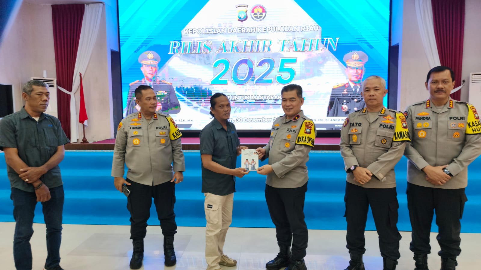 JMSI Kepri Serahkan Buku ke Kapolda: Bentengi Pelajar dari Kriminalitas dan TPPO