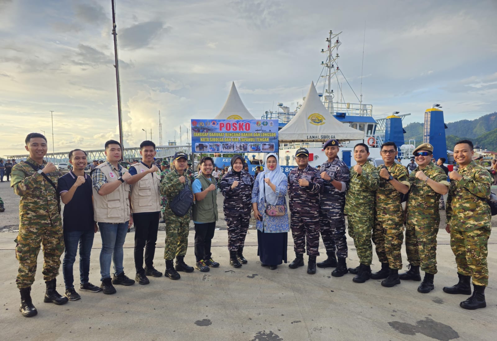 Tim Medis Unhas Layani Bakti Kesehatan di Sibolga dari KRI Radjiman