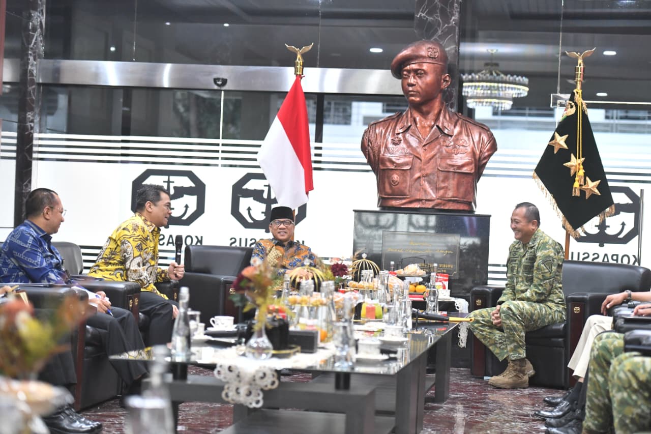 Mendes PDT, Yandri Susanto Saat Melakukan Audiensi dengan Panglima Kopassus Letnan Jenderal TNI Djon Afriandi di Markas TNI AD Kopassus, Jakarta Timur, Selasa (23/12/2025).