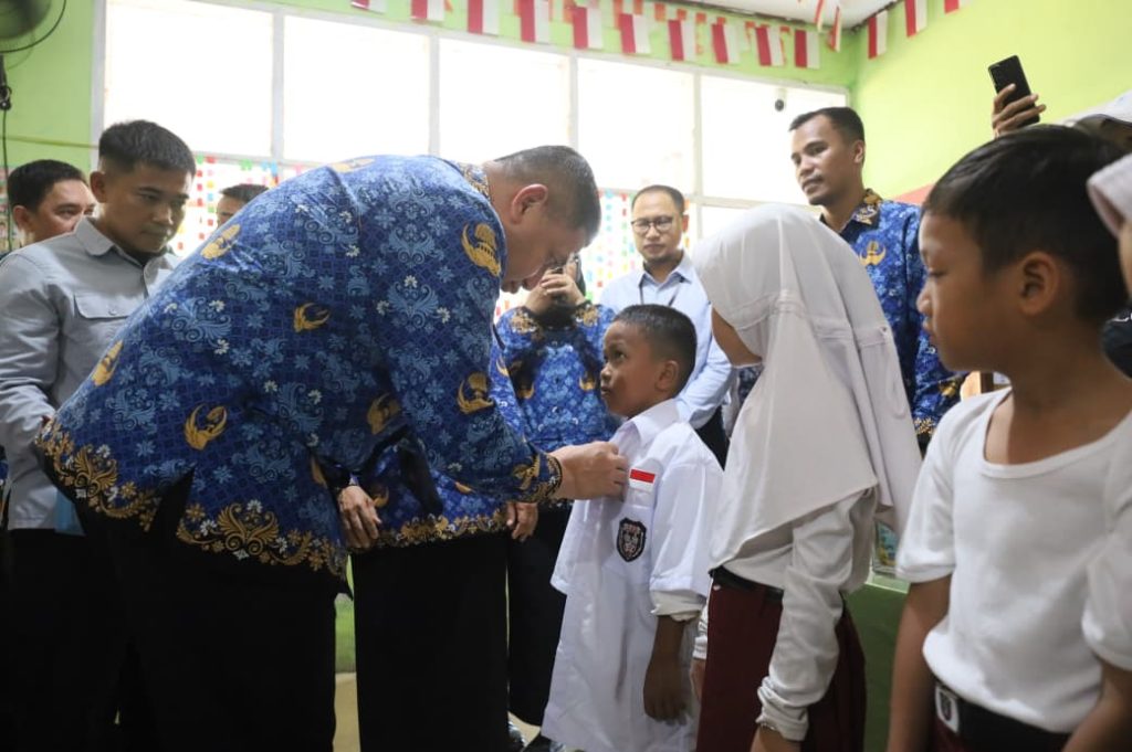 Pemkot Makassar Salurkan Seragam Gratis untuk 135 Siswa SD di Tallo