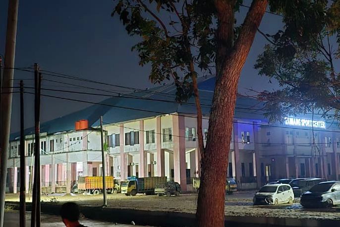 Suasana Posko Pengungsian Utama di Tamiang Sport Center Kembali Menyala pada Kamis (4/12/2025) Setelah Adanya Pasokan Listrik dari Jaringan PLN