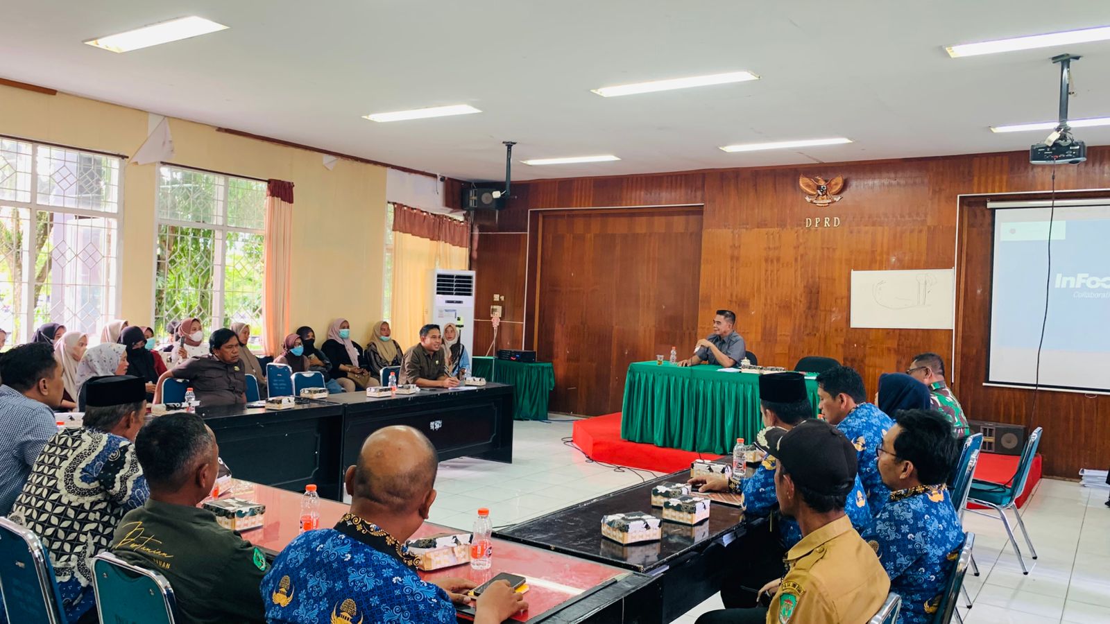 Rapat Dengar Pendapat (RDP) di Ruang Paripurna Gabungan Kantor DPRD Luwu Utara, Senin (1/12/2025).