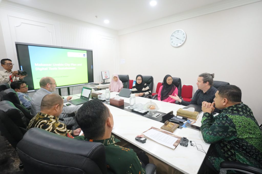 Wali Kota Makassar, Munafri Arifuddin, memimpin langsung Rapat Koordinasi terkait program Makassar Livable City Plan (MLCP) bersama perwakilan Ramboll Australia, ASEAN Australia Smart Cities Trust Fund (AAS CTF), serta Konsul Jenderal Australia, di Kantor Balai Kota Makassar, Kamis (30/10/2025).