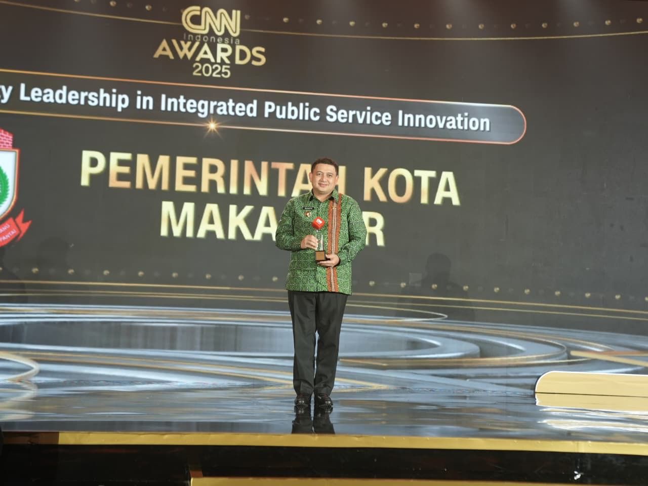 Wali Kota Makassar, Munafri Arifuddin Menerima Penghargaan Dalam Ajang CNN Indonesia Award 2025