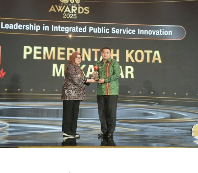 Wali Kota Makassar, Munafri Arifuddin, Saat Menerima Penghargaan Bergengsi dari CNN Indonesia Awards 2025