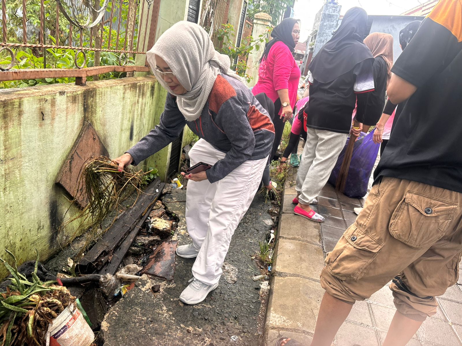 Antisipasi Musim Penghujan, Lurah Buakana Gelar Kerja Bakti Bersama Pjs RT/RW dan Warga