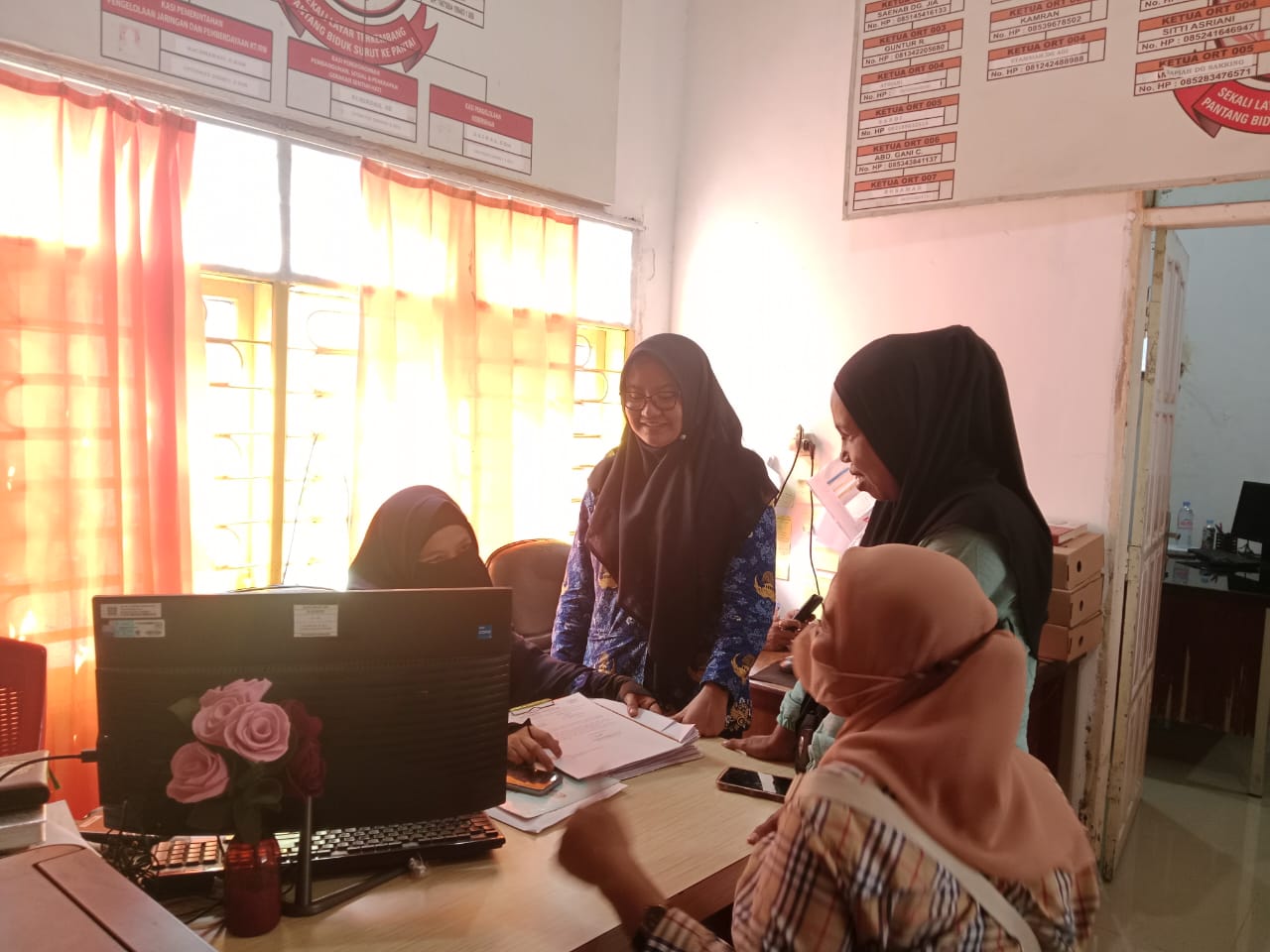 ZONASULSEL. COM, MAKASSAR || Memasuki masa tenang jelang pemilihan serentak Ketua RT/RW, Lurah Rappocini, Rizkiqah N. R, tetap memprioritaskan pelayanan publik. Pada Senin, 1 Desember 2025, Rizkiqah melakukan pemantauan langsung terhadap pelayanan masyarakat di Kantor Kelurahan Rappocini. Di tengah fokus penyelenggaraan pemilihan RT/RW, Rizkiqah menegaskan bahwa pelayanan kepada warga harus tetap berjalan maksimal tanpa hambatan. “Kami selalu mengedepankan pelayanan dan berkomitmen memberikan layanan prima untuk warga,” ujar Rizkiqah. Sebagai upaya meningkatkan efisiensi, transparansi, dan kualitas layanan publik, Kelurahan Rappocini juga menghadirkan inovasi berbasis teknologi melalui aplikasi SIM LURAH (Sistem Informasi Manajemen Kelurahan). Aplikasi ini dirancang untuk mempermudah masyarakat dalam mengakses berbagai layanan administrasi secara cepat dan terstruktur. Langkah ini menjadi bukti keseriusan Pemerintah Kelurahan Rappocini dalam mewujudkan pelayanan yang modern, efektif, dan responsif terhadap kebutuhan masyarakat. Pelayanan publik menjadi prioritas utama meski agenda pemilihan RT/RW sedang berlangsung, sehingga diharapkan seluruh proses dapat berjalan lancar, tertib, dan tetap berorientasi pada kepentingan warga.