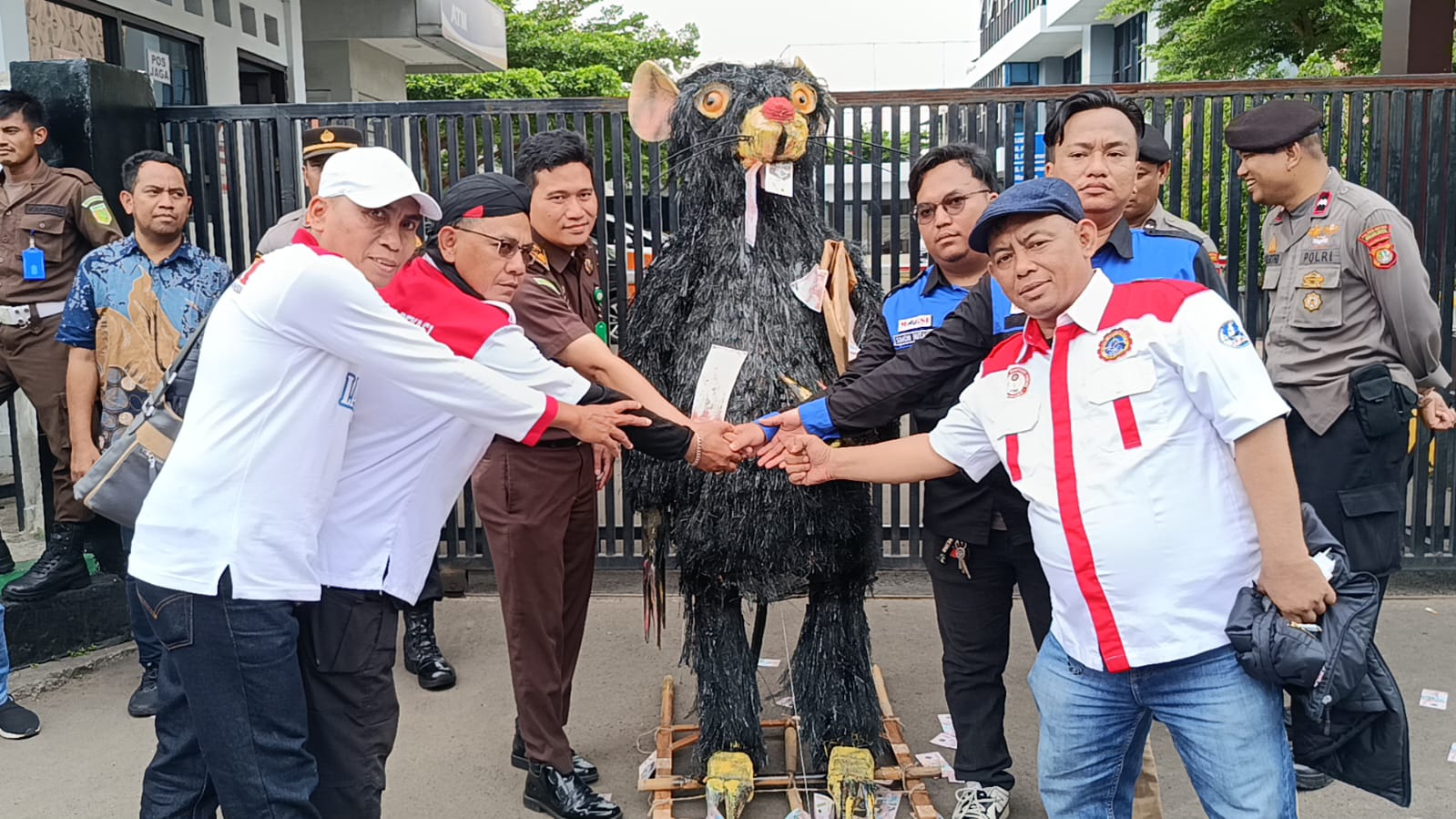 Terima Ogoh-Ogoh Tikus dari Mahasiswa dan Aktivis, Kejari Bekasi Janji Konsisten Berantas Korupsi