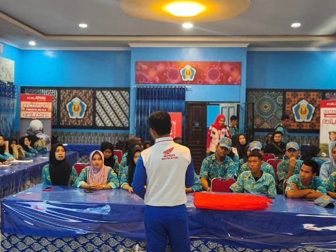 Asmo Sulsel Bekali Siswa SMKN 2 Pangkep dengan Edukasi Safety Riding