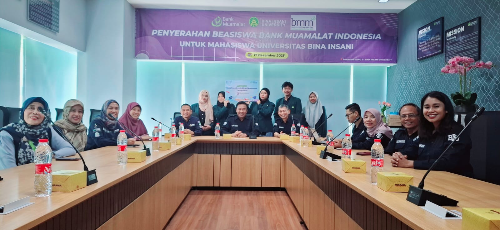 Bank Muamalat Salurkan Beasiswa Perdana untuk 10 Mahasiswa Bina Insani University