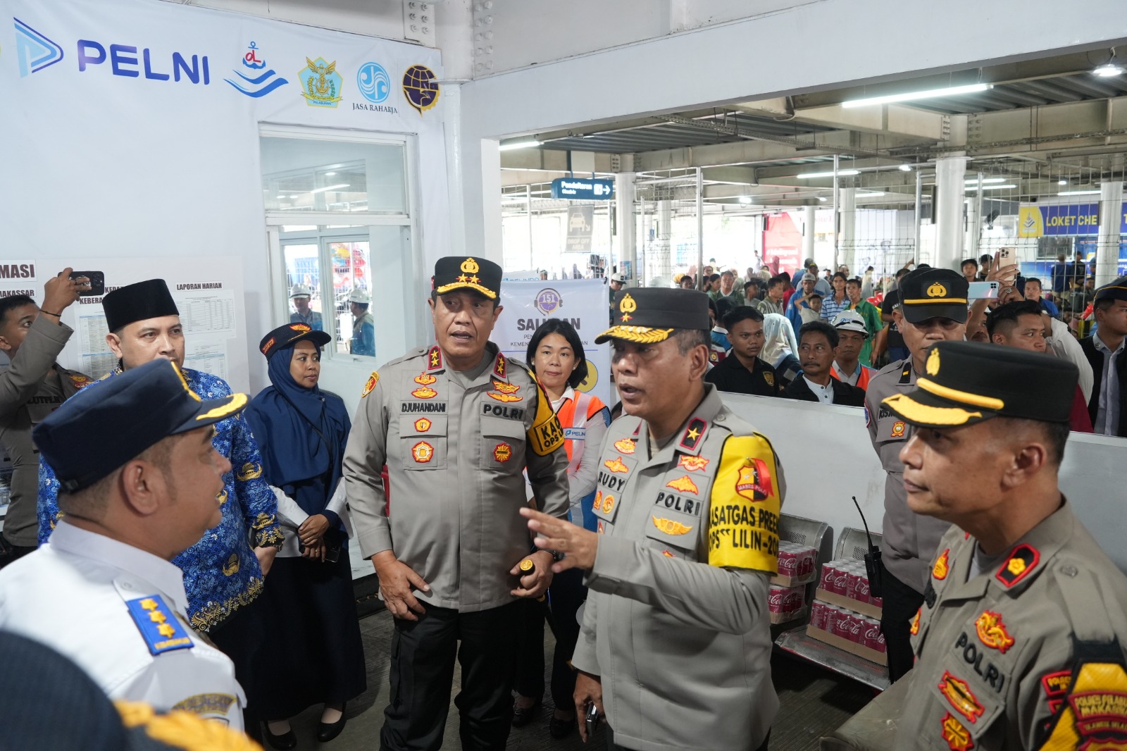 Polri Perkuat Pengamanan Pelabuhan Makassar Jelang Nataru dalam Operasi Lilin 2025