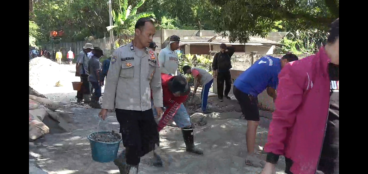 Berbaur dengan Warga Cinta Mulya, Bhabinkamtibmas Ikut Perbaiki Jalan Rusak