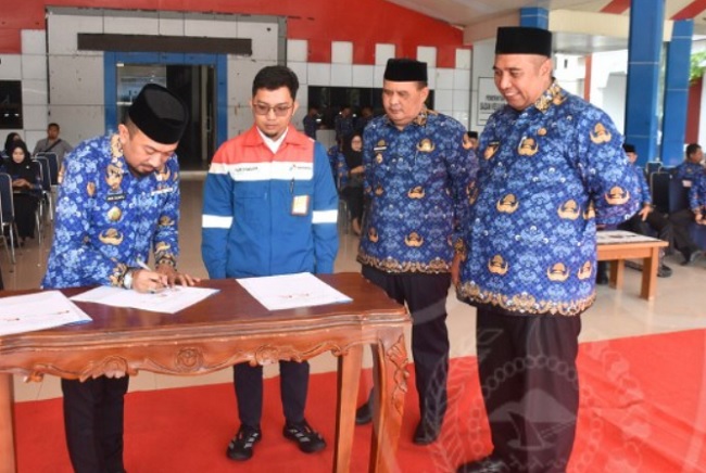 Bupati Chaidir Syam Serahkan SK Pensiun dan THT untuk 54 ASN Maros