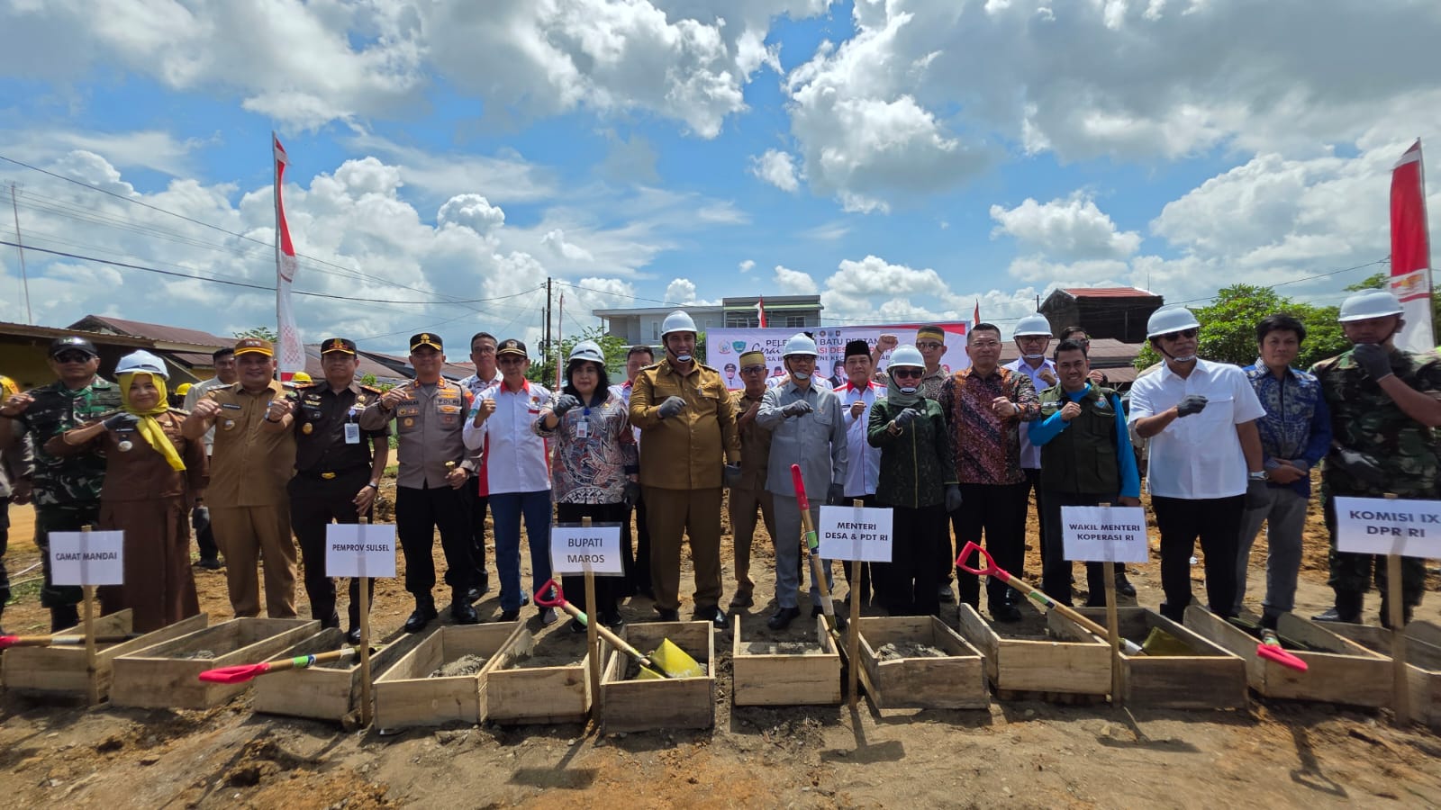 Bupati Maros Dampingi Mendes PDT Letakkan Batu Pertama KDKMP