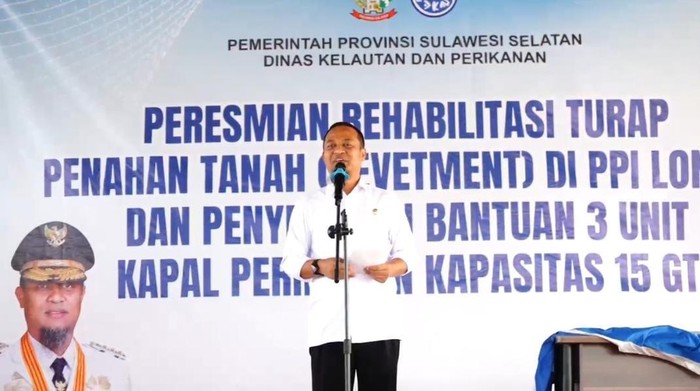 Gubernur Sulsel Serahkan Dua Unit Kapal 15 GT untuk Nelayan di PPI Lonrae Bone