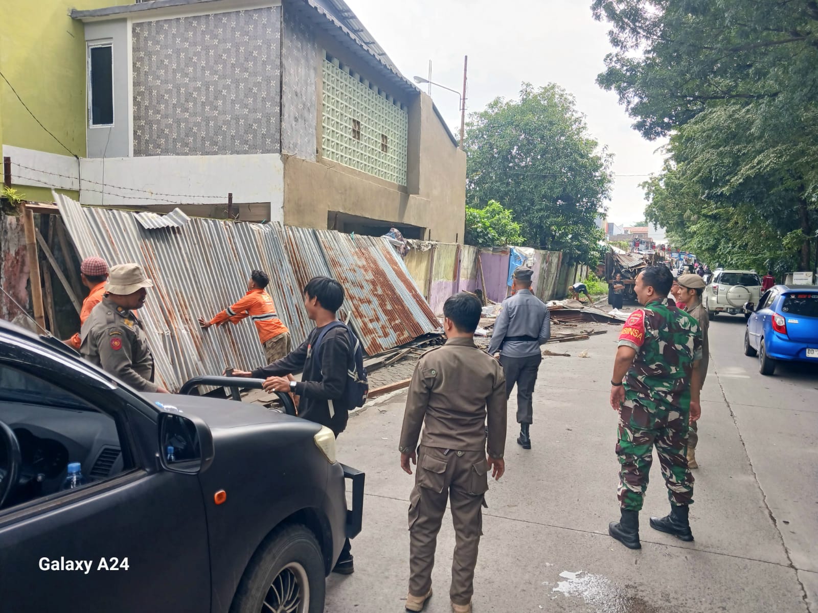Pemkot Makassar Tertibkan Lapak Liar di Jalan Saripa Demi Urai Kemacetan
