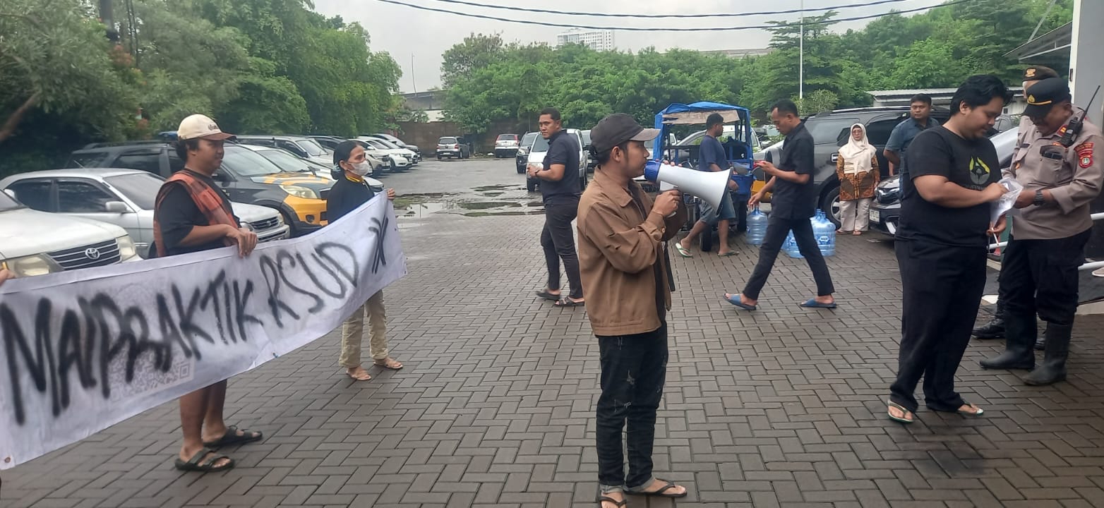 Gelar Aksi di Dinkes, Aliansi Rakyat Peduli Bekasi Tuntut Investigasi Dugaan Malpraktik RSUD CAM
