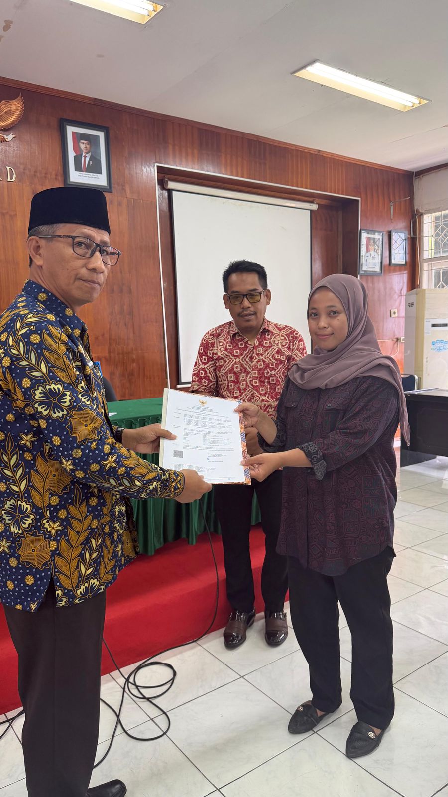 Sekretaris Dewan (Sekwan) Kabupaten Luwu Utara, Muhammad Yamin, Serahkan SK PPPK Paruh Waktu