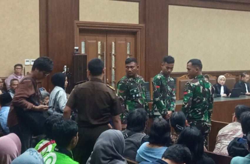 Tiga Anggota TNI Turut Hadir dalam Persidangan Pembacaan Eksepsi Terdakwa Nadiem Makarim dalam Perkara Dugaan Korupsi Pengadaan Chromebook dan Chrome Device Management (CDM) di Pengadilan Tipikor Jakarta
