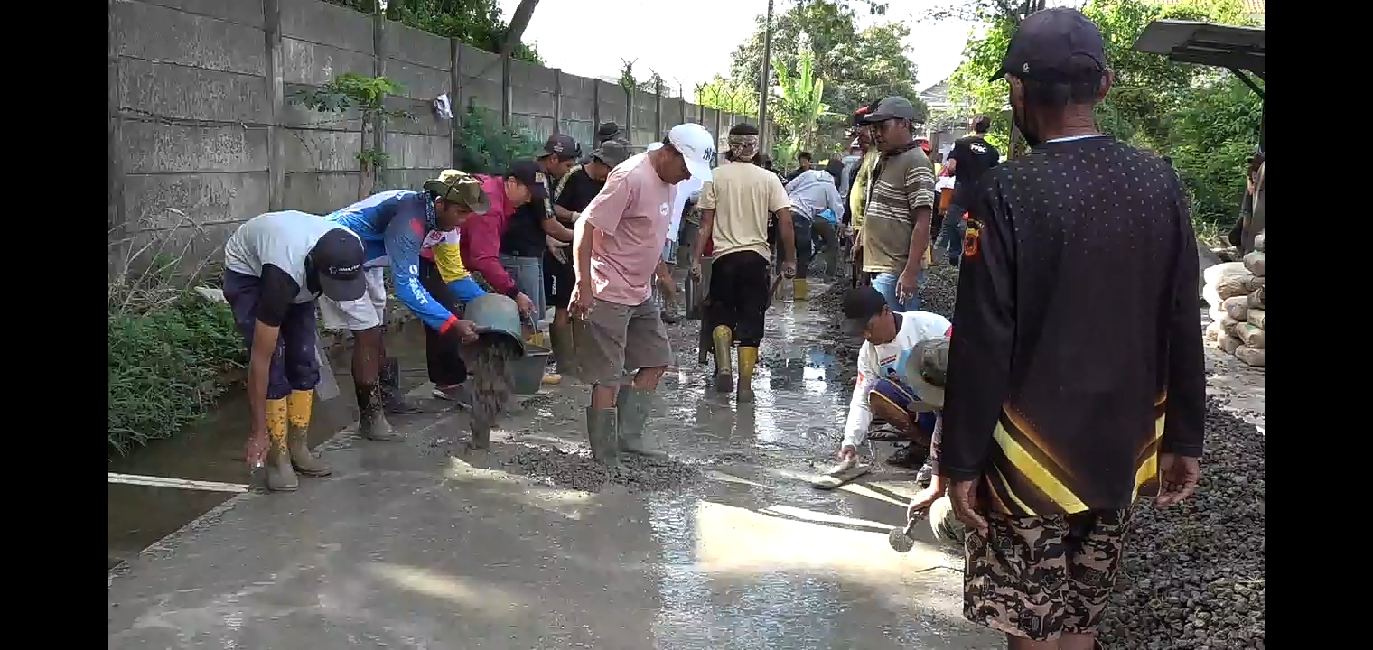 Warga Cinta Mulya Gotong Royong Melakukan Pengecoran Jalan Cipasir Sepanjang 130 Meter