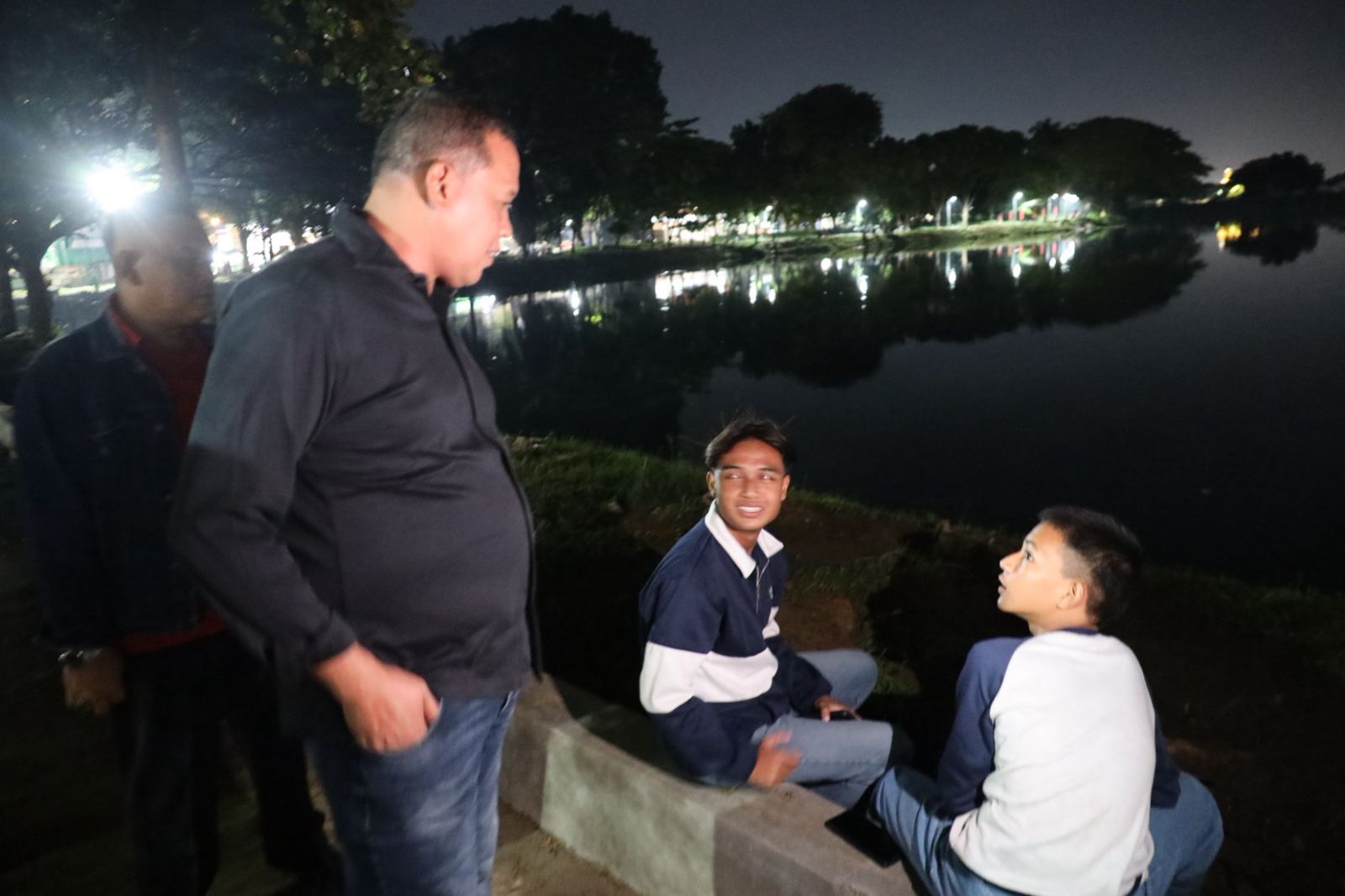 Minim Penerangan, Wali Kota Bekasi Sidak Danau Duta Harapan di Malam Hari