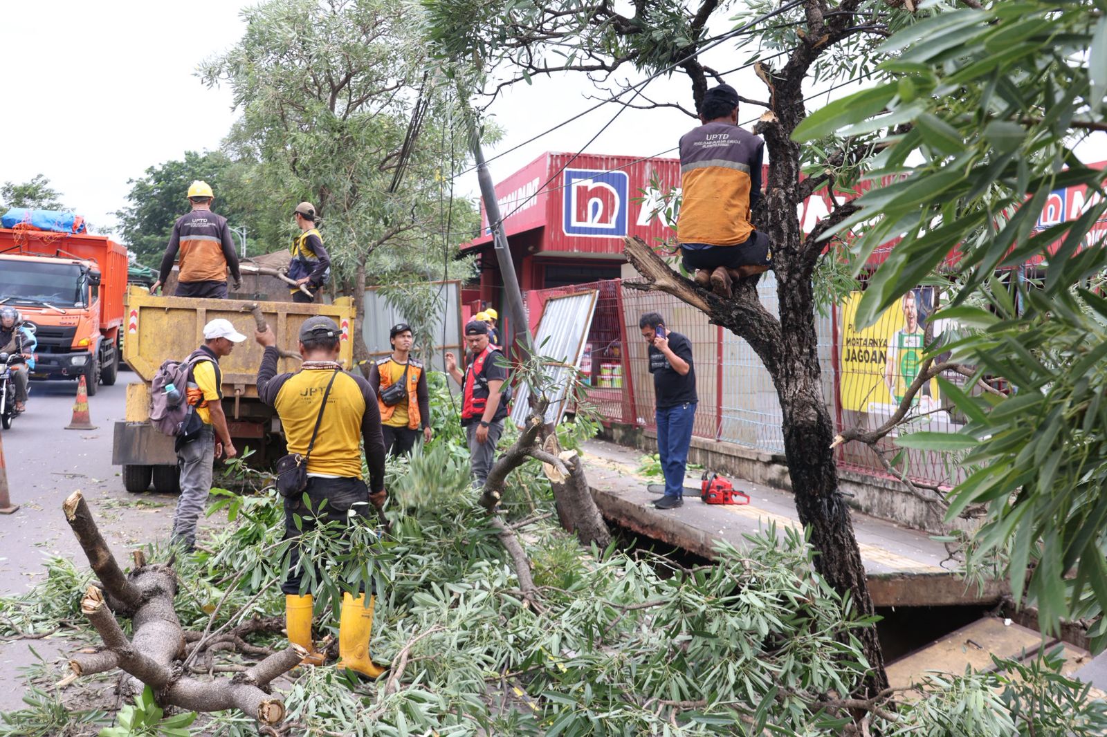 Tinjau Trotoar Amblas di Narogong, Wali Kota Bekasi Dorong Percepatan Perbaikan