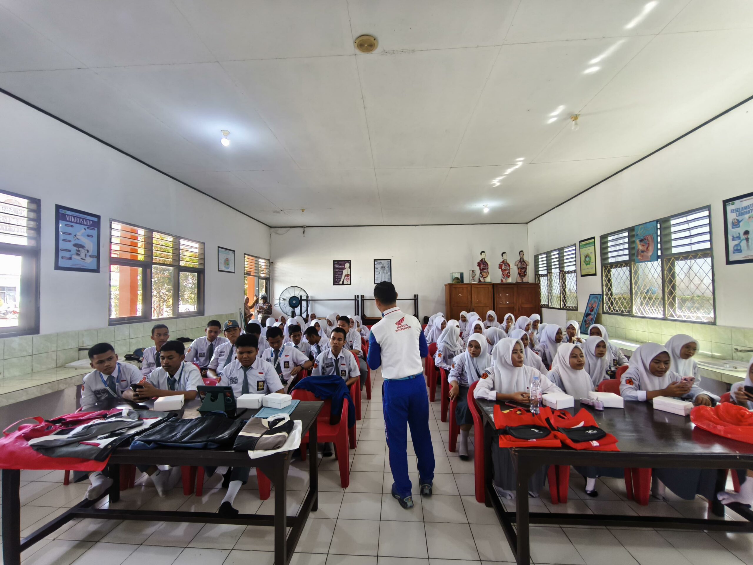 Asmo Sulsel Tanamkan Pentingnya Fokus dan Safety Check Berkendara di SMAN 9 Gowa
