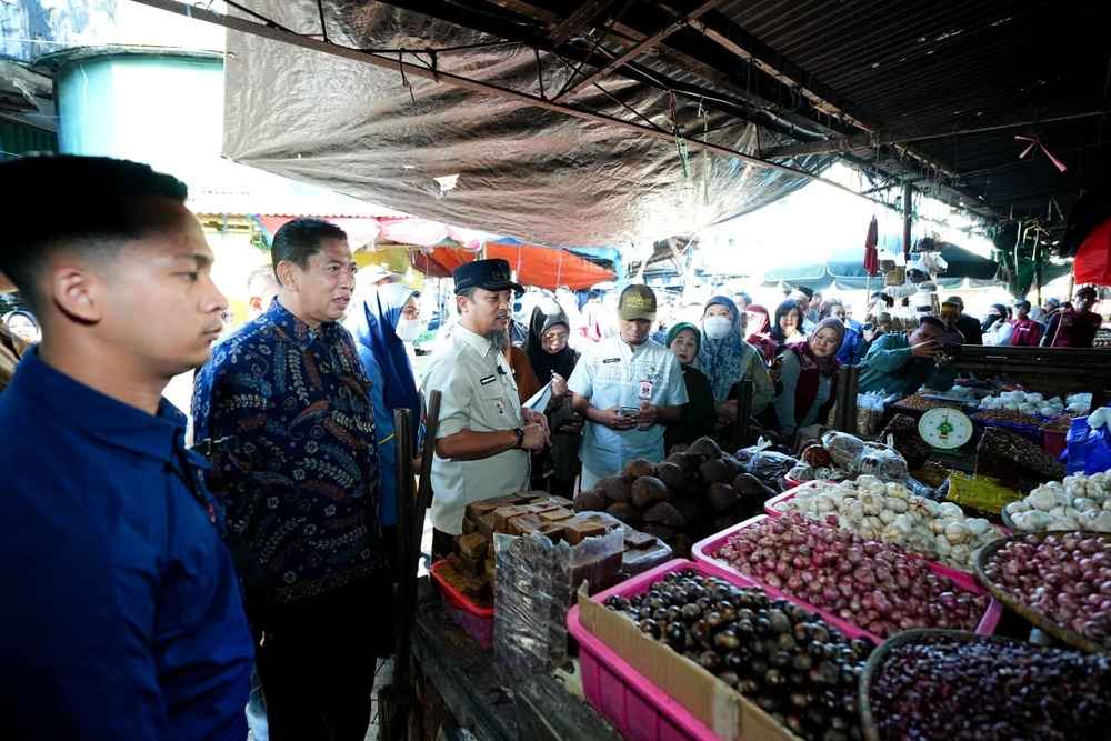 Sidak di Pasar Terong, Gubernur Sulsel Pastikan Harga Pangan Awal Ramadan Tetap Terkendali