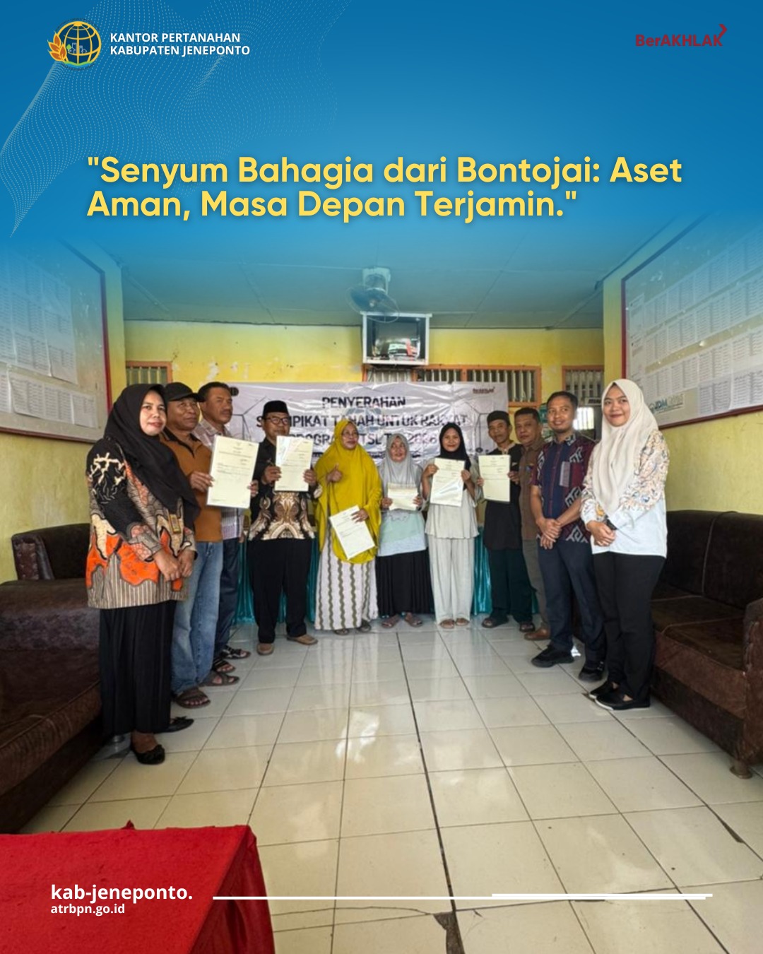 Wujudkan Kepastian Hukum, Tim PTSL Kantah Jeneponto Serahkan Sertipikat kepada Warga Desa Bontojai