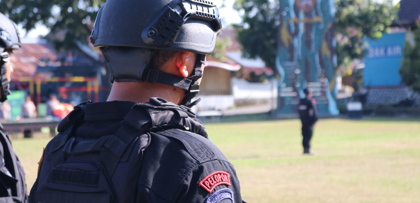 Personel Brimob Mengenakan Helm dan Rompi Khusus