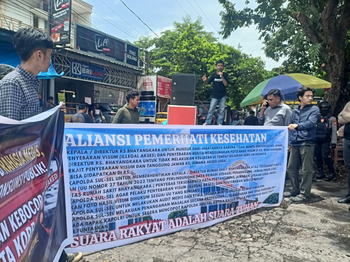 Massa Geruduk RS Bhayangkara Makassar, Desak Tindak Oknum Penyebar Visum Selebgram NR