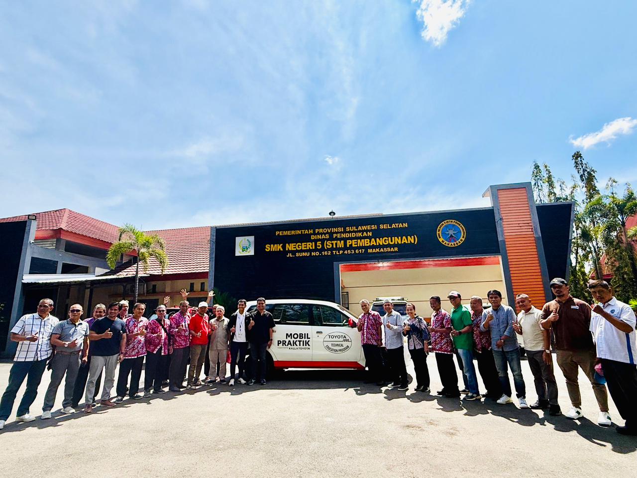 Serahkan Mobil Praktik, Kalla Toyota Perkuat Program T-TEP di SMKN 5 Makassar
