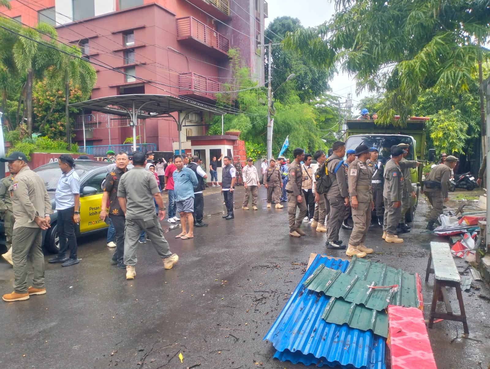 Pemkot Makassar Bongkar 16 Lapak di Datu Museng, Trotoar Kembali Difungsikan