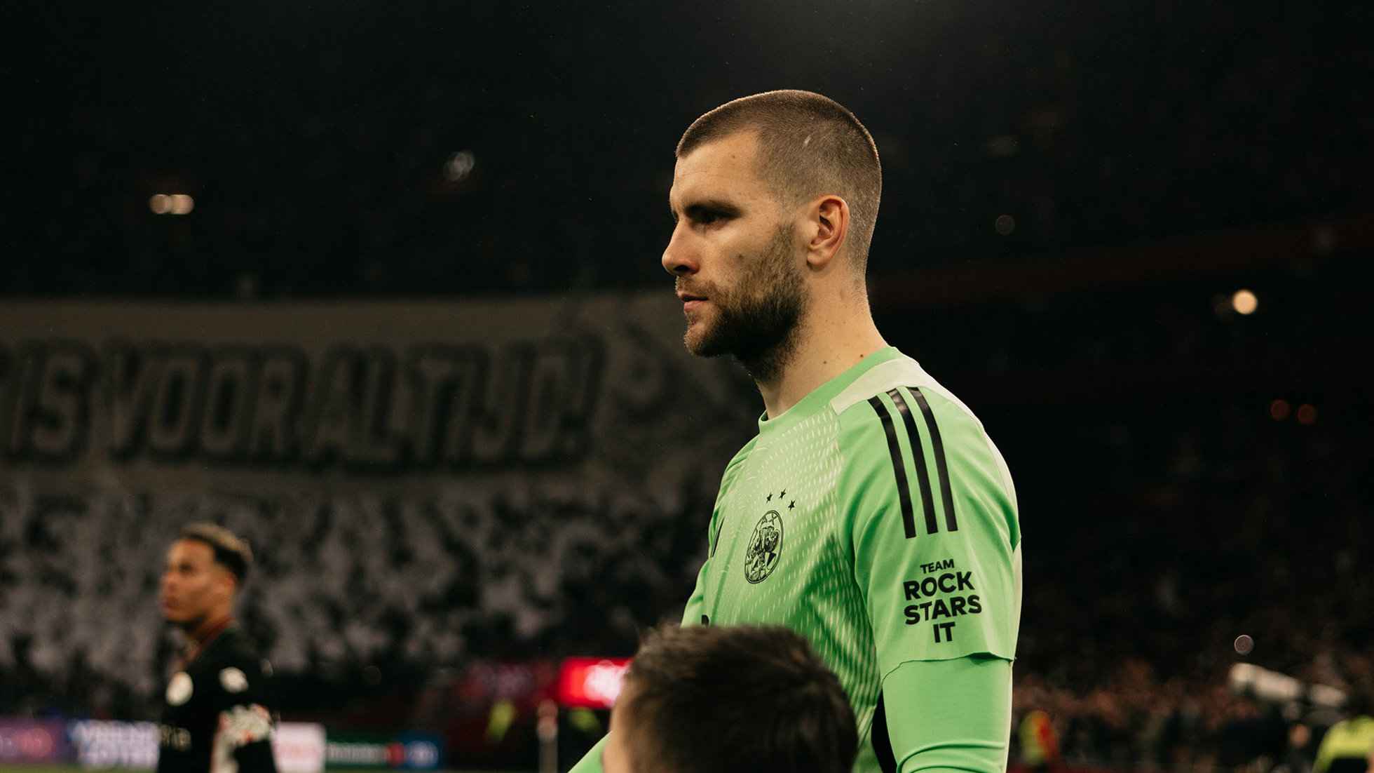 Maarten Paes Debut di Ajax, 7 Penyelamatan Warnai Hasil Imbang Kontra NEC
