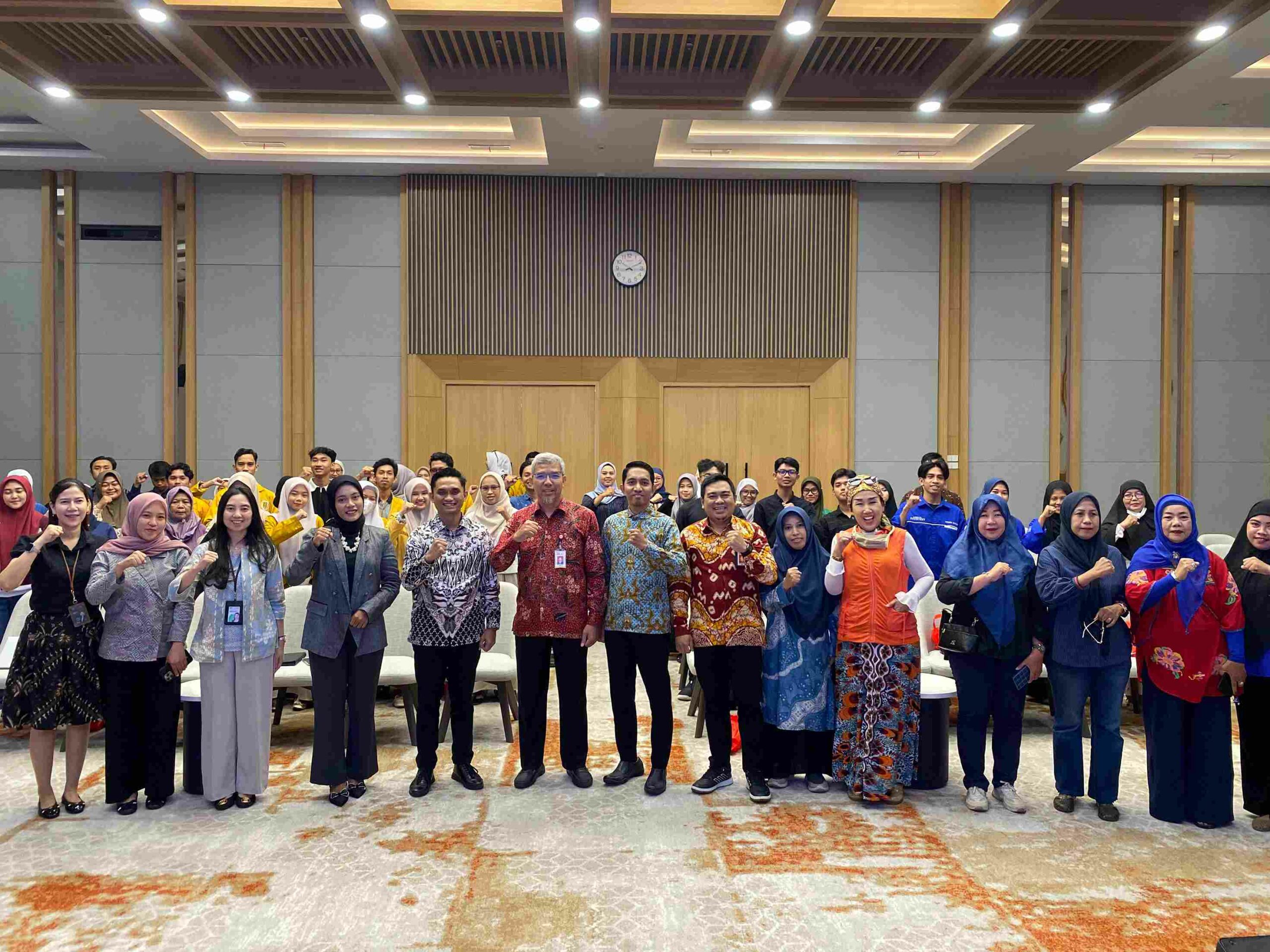 OJK Sulselbar Tingkatkan Literasi Keuangan Syariah Ratusan Anggota Komunitas di Makassar