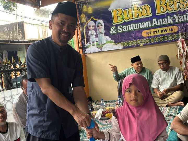 Tradisi Jimpitan Warga Bekasi Timur Regency, 14 Anak Yatim Terima Santunan Ramadan