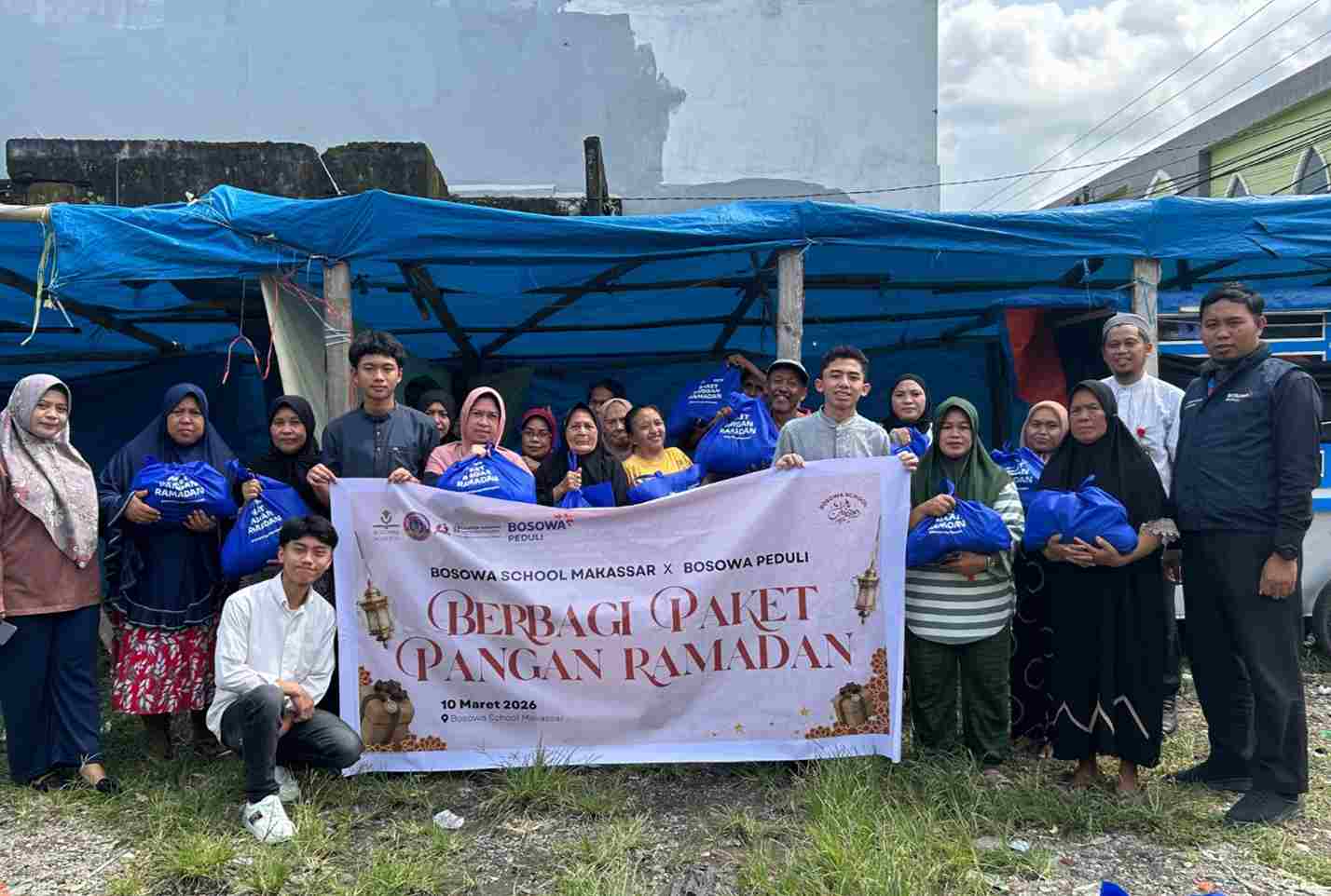 Siswa Bosowa School Makassar Salurkan 55 Paket Sembako untuk Warga Mengasa