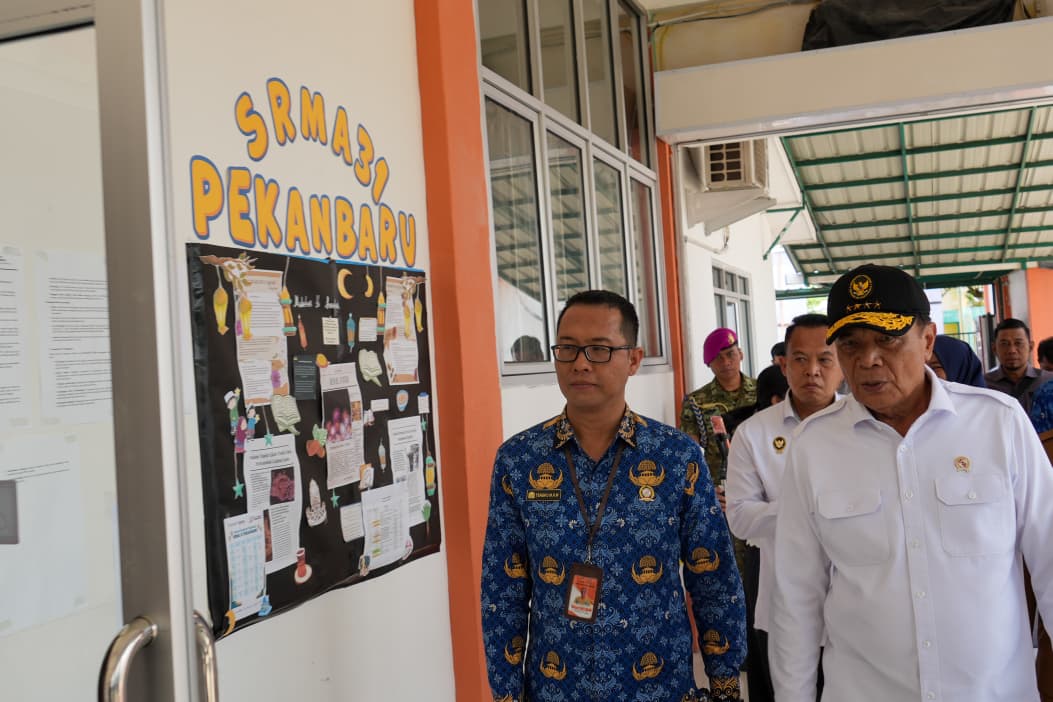 Menteri Koordinator Bidang Politik dan Keamanan (Menko Polkam) Jenderal TNI (Purn) Djamari Chaniago Saat Meninjau Langsung Program Sekolah Rakyat Menengah Atas (SRMA) 31 Pekanbaru