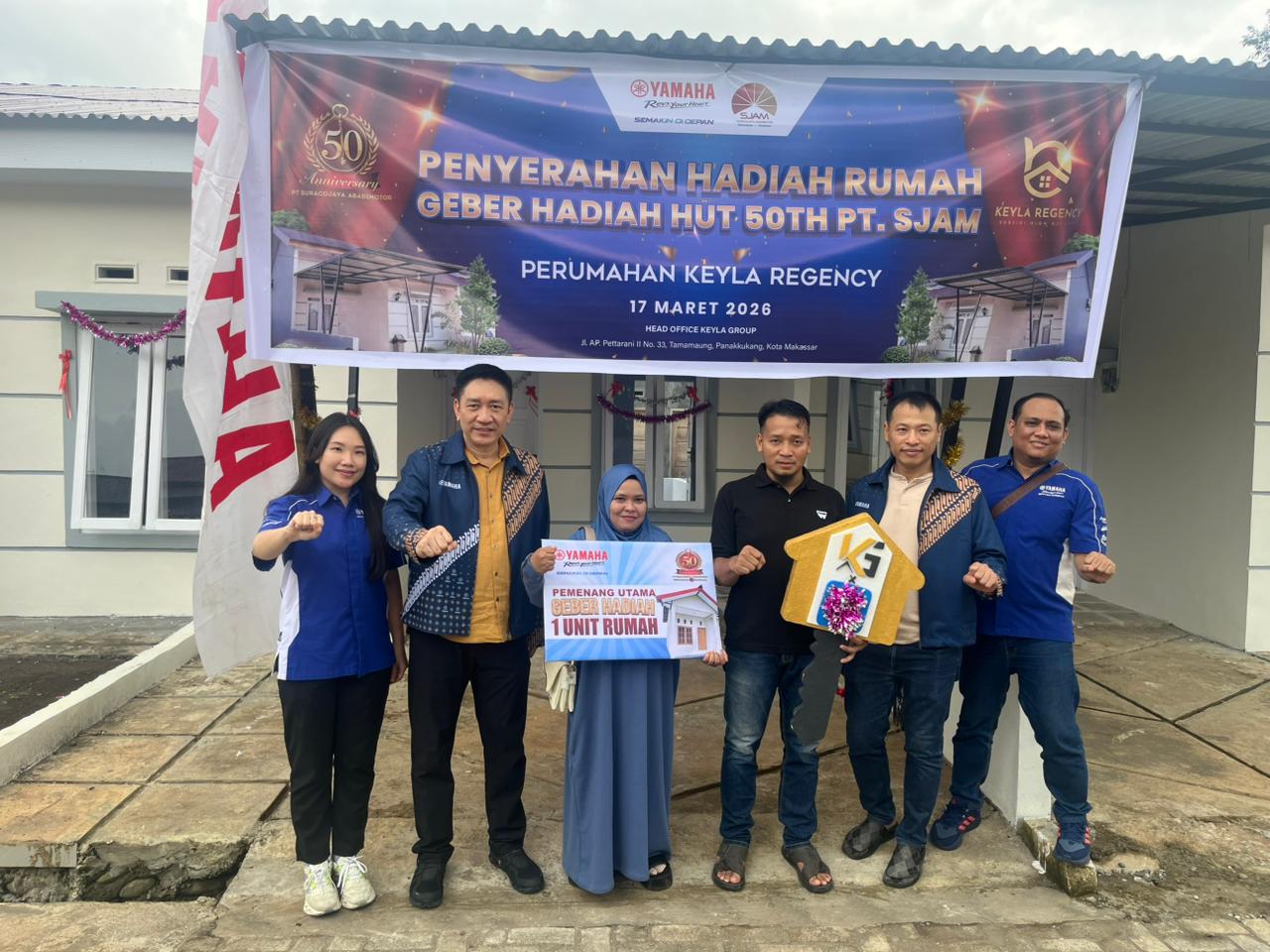 PT Suracojaya Abadimotor (SJAM), Main Dealer Yamaha Wilayah Sulawesi Selatan dan Barat (Sulselbar) Menyerahkan Hadiah Utama Berupa Rumah Kepada Konsumen Beruntung Lewat Program Geber Hadiah.