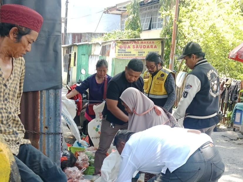 Perumda Pasar Makassar Bersama Aparat Kecamatan Bontoala, Pihak Kelurahan, dan Satpol PP Melakukan Penertiban Pedagang Kaki Lima (PKL) di Sepanjang Jalan Bawakaraeng