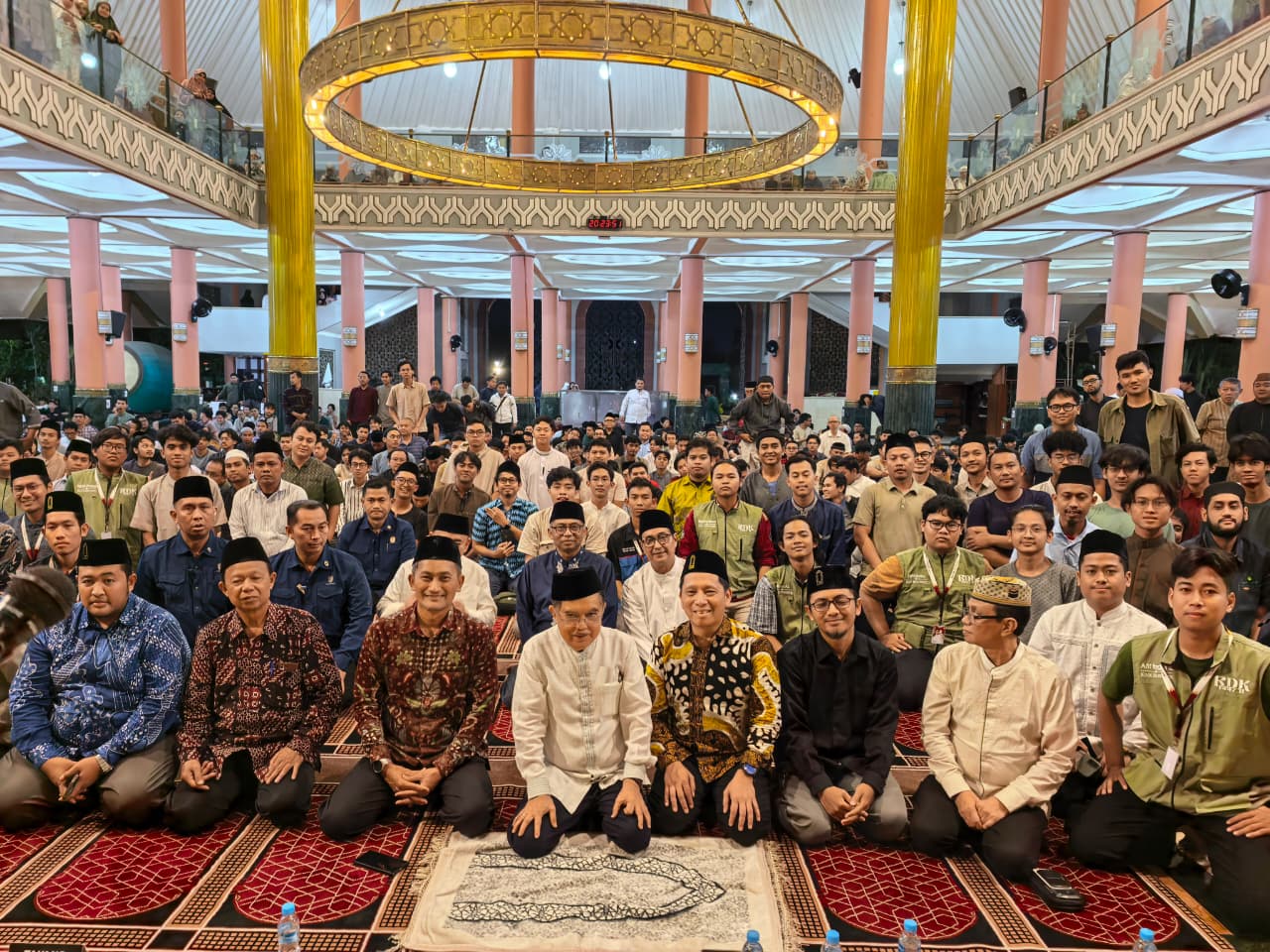Wakil Presiden RI ke-10 dan ke-12, Jusuf Kalla Saat Menghadiri Pelaksanaan Shalat Tarwih di Masjid Kampus Universitas Gadjah Mada (UGM), Yogyakarta