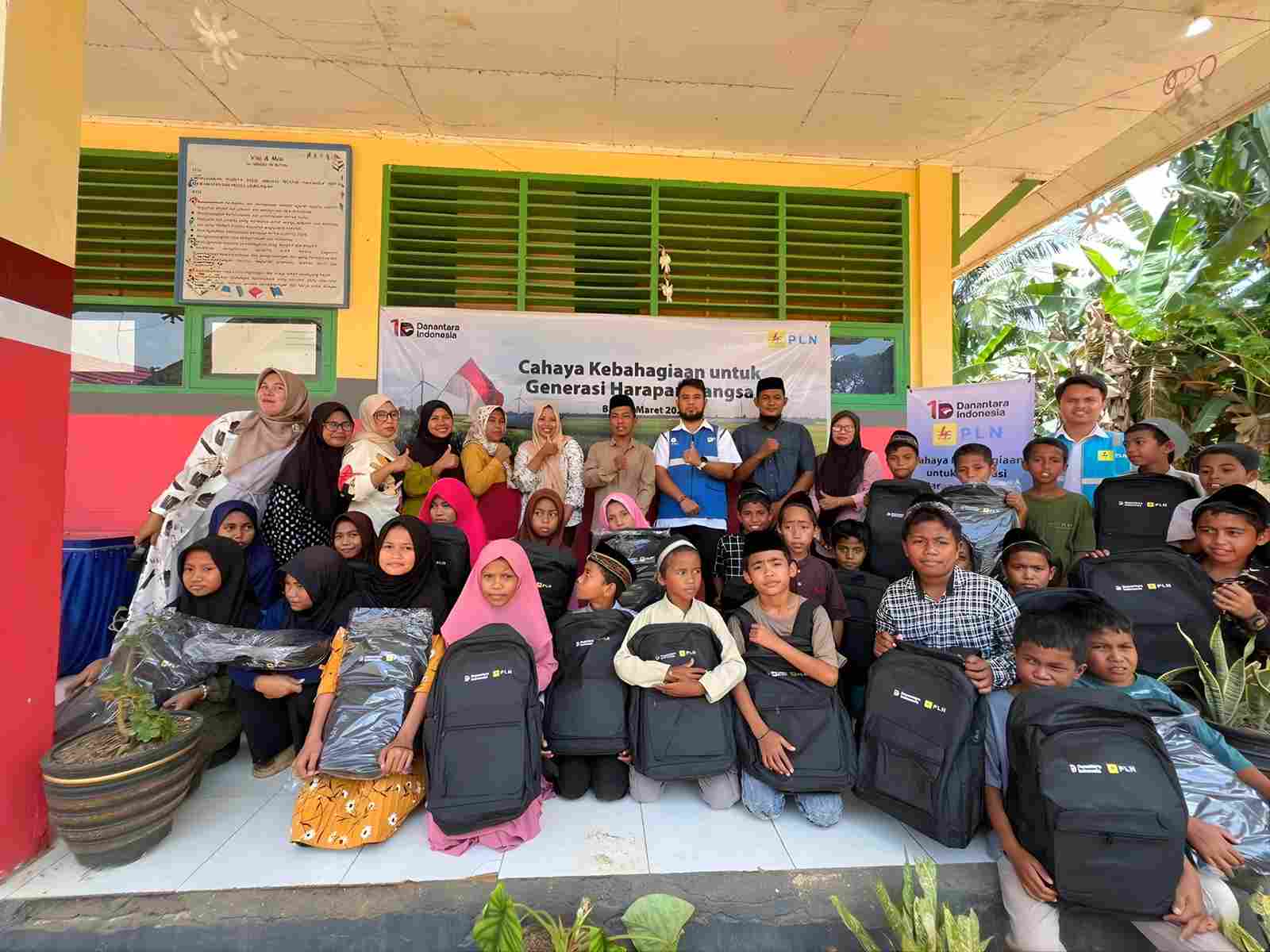 PLN dan Danantara Salurkan 2.000 Paket Perlengkapan Sekolah untuk Siswa di Sultra