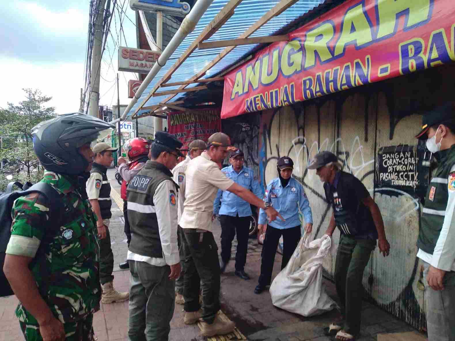 Operasi Pekat di Jatinegara, Satpol PP Amankan PPKS, Ratusan Obat Golongan G hingga Puluhan Miras