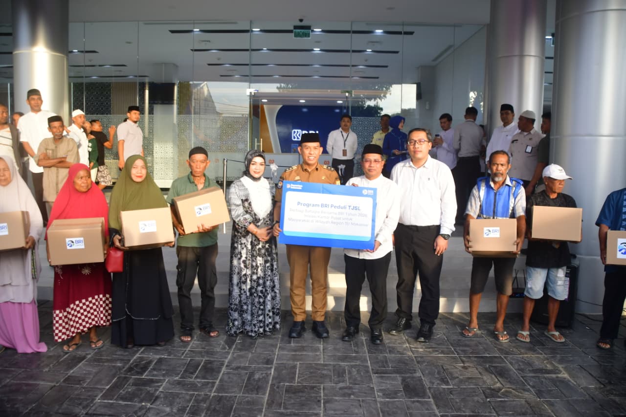 BRI Makassar Salurkan 2.500 Paket Sembako untuk Warga dan Ojol di Bulan Ramadan