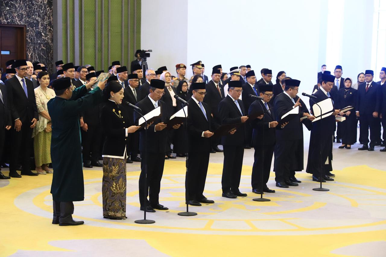 7 Anggota Dewan Komisioner OJK Resmi Dilantik