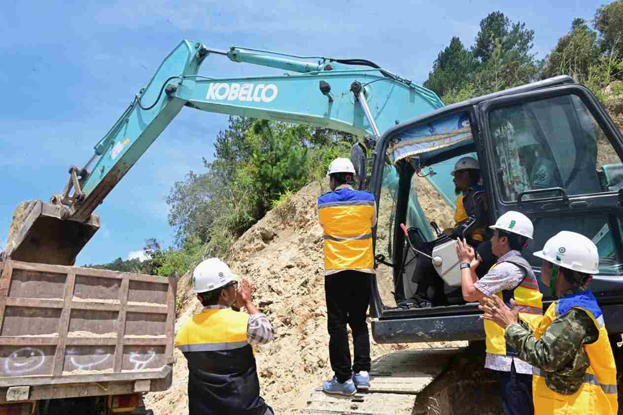 Kebut Akses Menuju Seko, Gubernur Sulsel Groundbreaking Jalan Sabbang-Tallang-Sae