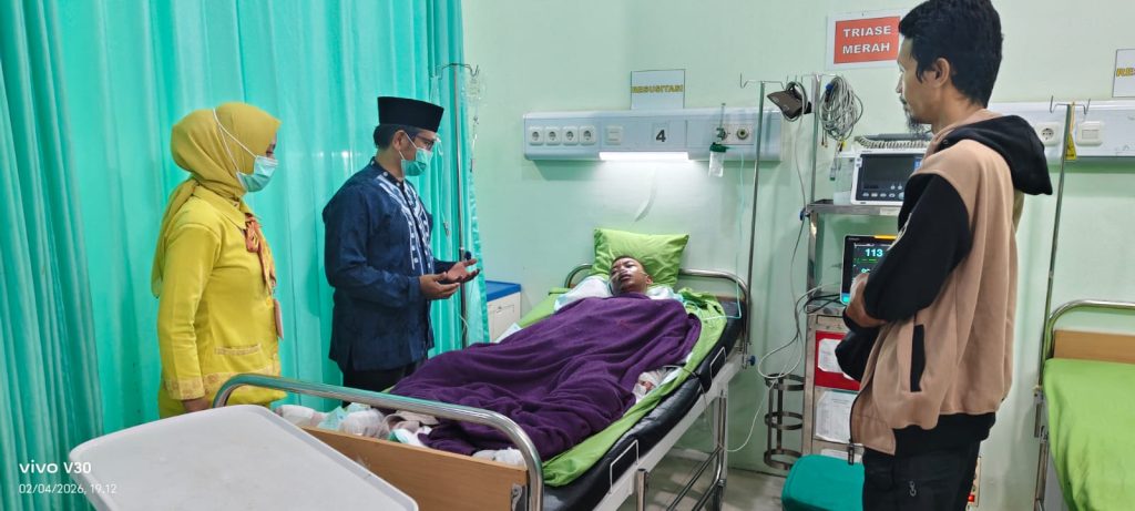 Anggota Komisi IV DPRD Kota Bekasi, Alimudin Saat Menjenguk Korban Ledakan SPBE Cimuning di RS Citra Arafik Anggota Komisi IV DPRD Kota Bekasi, Alimudin Saat Menjenguk Korban Ledakan SPBE Cimuning di RS Citra Arafik