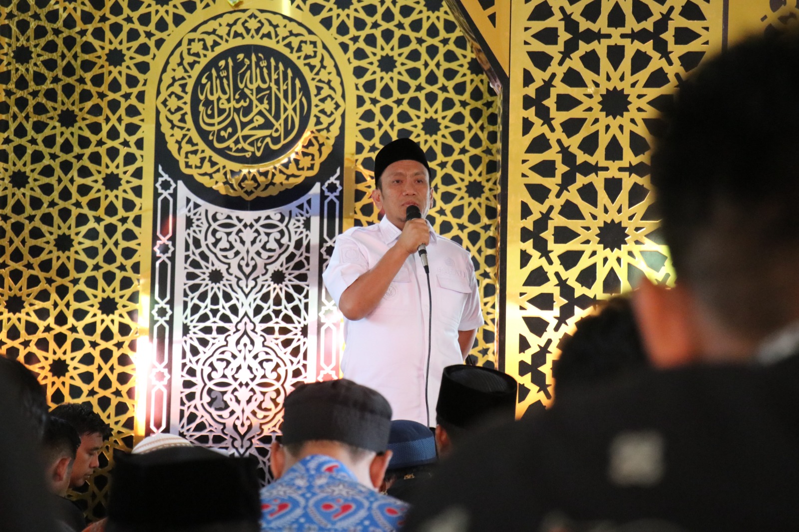 Bupati Luwu Timur Irwan Bachri Syam Usai Melaksanakan Shalat Zuhur Berjamaah di Masjid Amirul Mu'minin Komplek DPRD Luwu Timur Desa Puncak Indah Kecamatan Malili