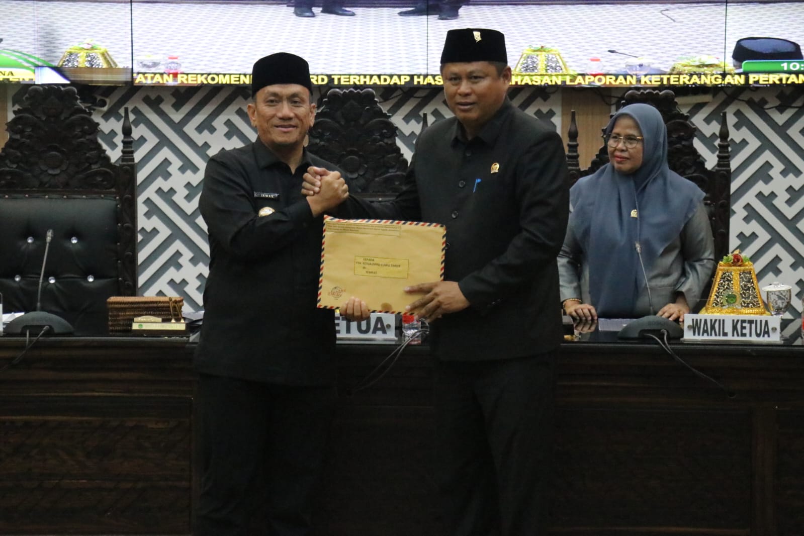 ‎Bupati Luwu Timur, Irwan Bachri Syam Serahkan Ranperda ke Ketua DPRD Luwu Timur dalam Rapat Paripurna, Selasa (28/04/2026)