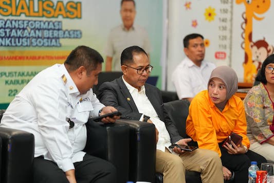 Bupati Maros, H.A.S. Chaidir Syam bersama (Plt) Kepala Dinas Perpustakaan dan Kearsipan Provinsi Sulawesi Selatan, Prof. Muhammad Jufri.